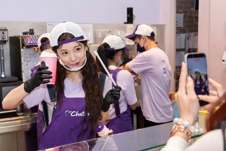 李多慧親自站上第一線替粉絲調製飲料。品牌提供