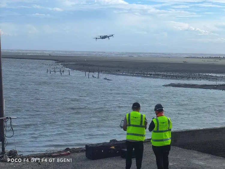 警消出動空拍機搜索，但水域廣闊，加上近日適逢大潮，增加搜尋難度。民眾提供