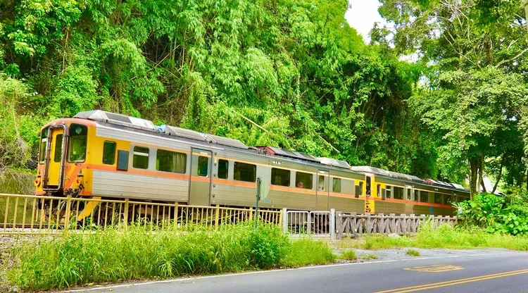 隨著集集線列車重新駛進水里，不僅喚起旅客的鐵道回憶，也帶動山城慢旅行熱潮。業者提供