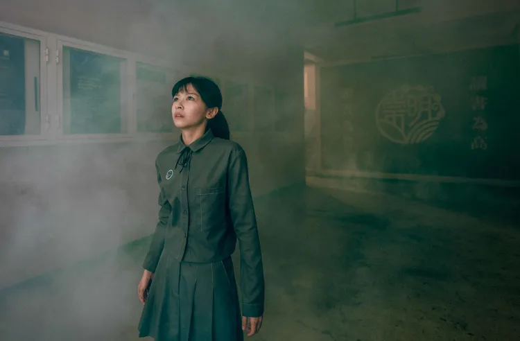 陳姸霏飾演重考生，被媽媽強迫搬入以升學為唯一目標的神祕小鎮。奇蹟映畫所提供