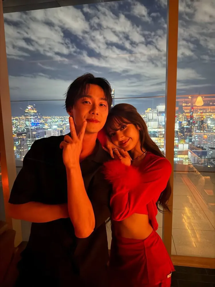施柏宇（左）是Lisa的鐵粉，如今美夢成真和Lisa零距離合影。翻攝IG