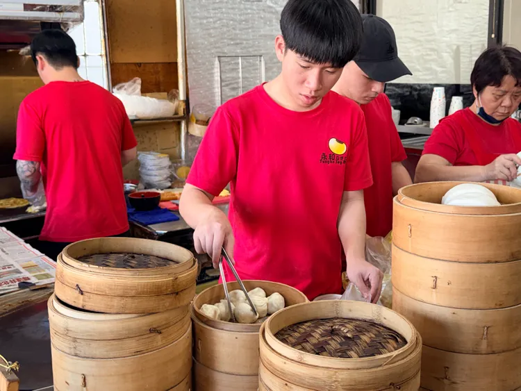 餐飲內部人士坦言，商品售價調漲不一定會讓員工加薪。示意圖，攝影中心