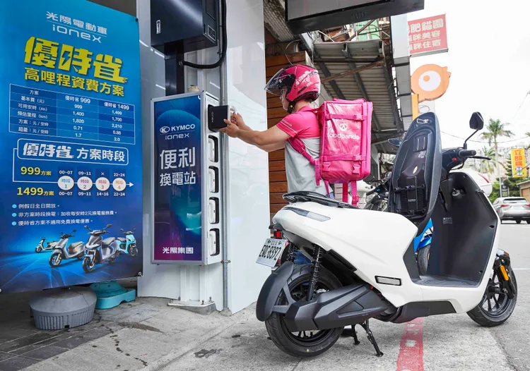 電動機車Ionex電池交換服務資費方案將調漲，資費幾乎達到舊制2倍。光陽提供