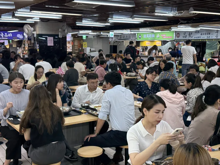 近年台灣基本工資調升導致外食等費用調漲。攝影中心