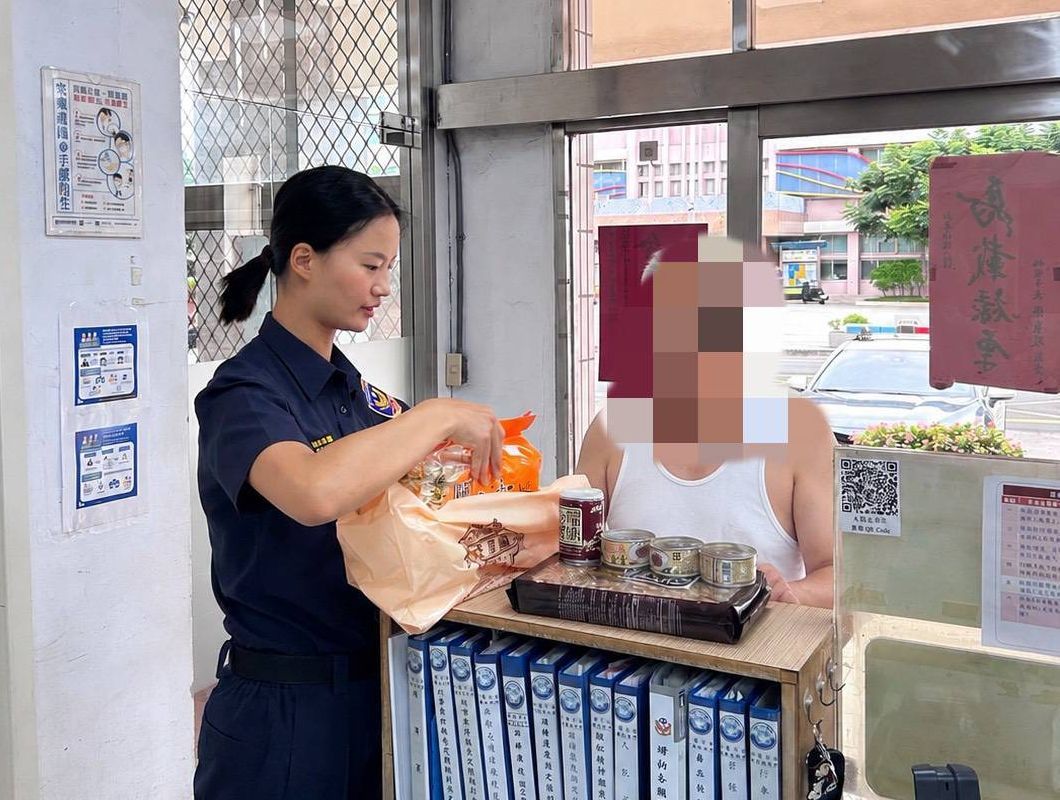 帳戶遭凍結急赴警所求助 警專實習生暖送物資解老翁困境