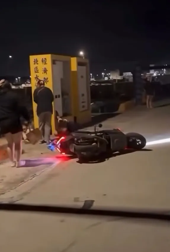 騎士失控撞倒現場一對母女。翻攝畫面