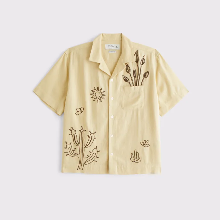 Abercrombie & Fitch度假風刺繡圖案短袖襯衫，3690元。品牌提供