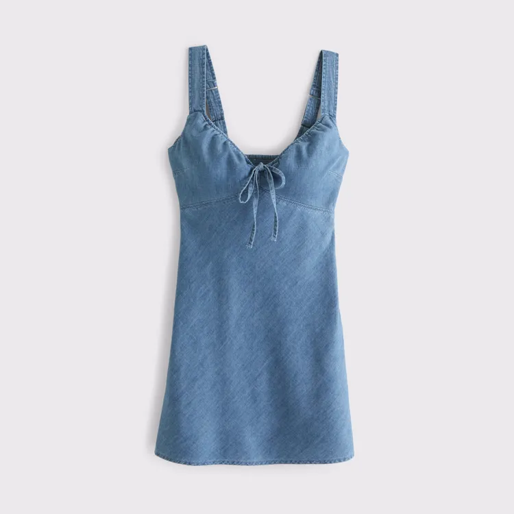 Abercrombie & Fitch前綁帶輕牛仔迷你洋裝，3690元。品牌提供