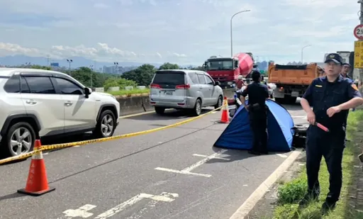土城上班尖峰奪命！砂石車右切撞機車　59歲女騎士遭捲車底慘死