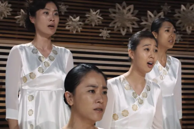 朴智妍（左3）曾參與演出2010年上映韓版《和聲》 。CJ ENM提供