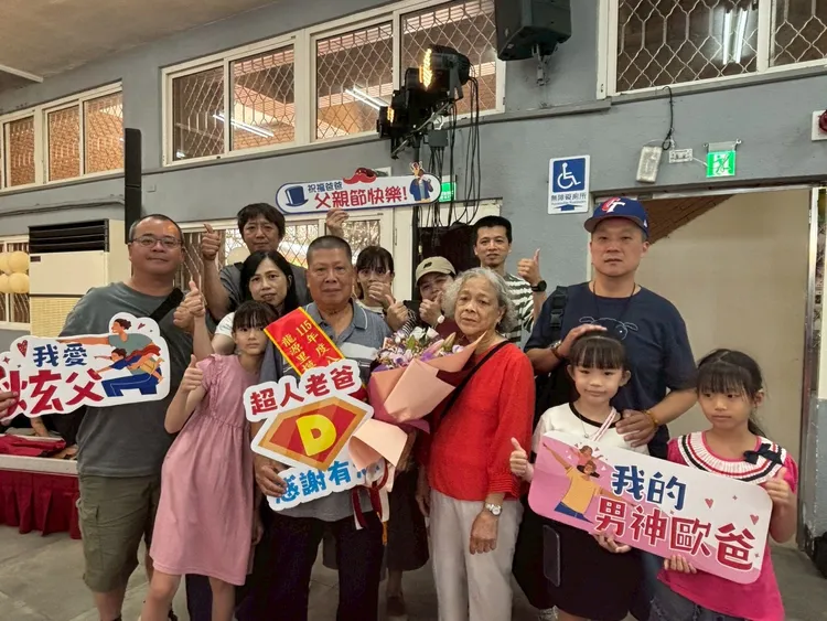 83歲龍源里柯先生老當益壯，依舊當志工服務鄰里，傳為佳話。公所提供
