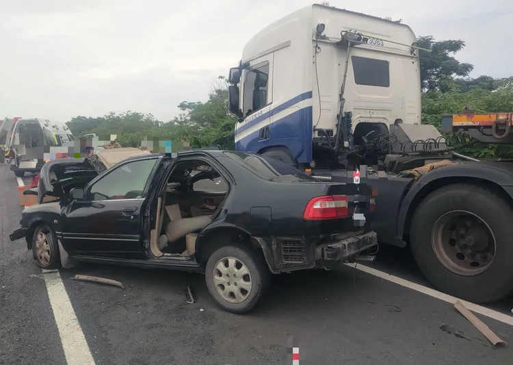 自小客失控撞擊聯結車，釀1死4傷。翻攝畫面