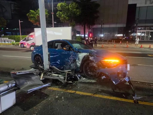 動力野獸難駕馭　開友人父限量版BMW...過彎自撞車半毀　代誌大條
