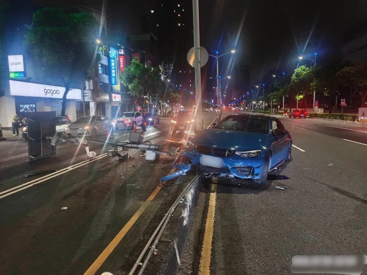 這部BMW Ｍ4是動力怪獸，王男無法駕馭，一過彎就出事。民眾提供