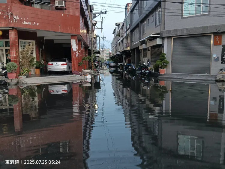 去年受天文大潮加上低壓帶影響，東港鎮多處傳出淹水災情。翻攝葉而項臉書