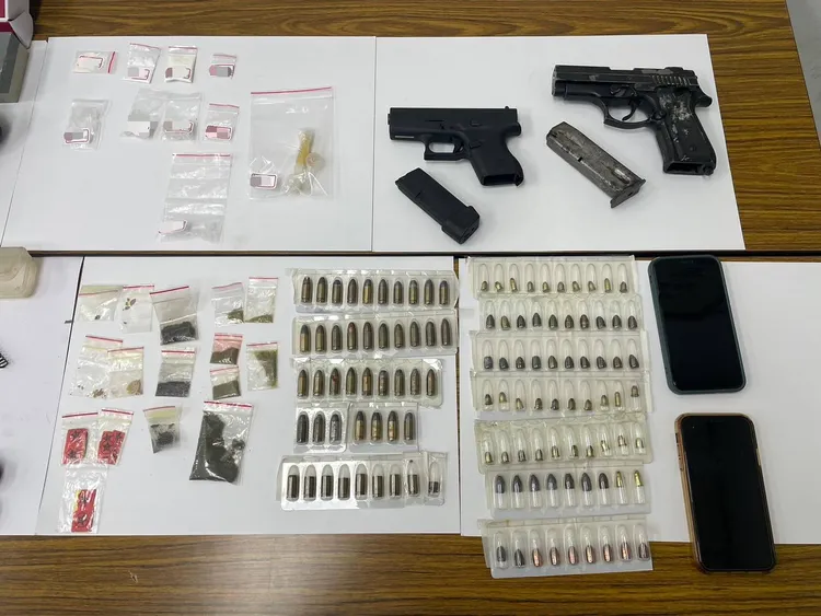 警方在王男車上起出槍彈、毒品。翻攝畫面