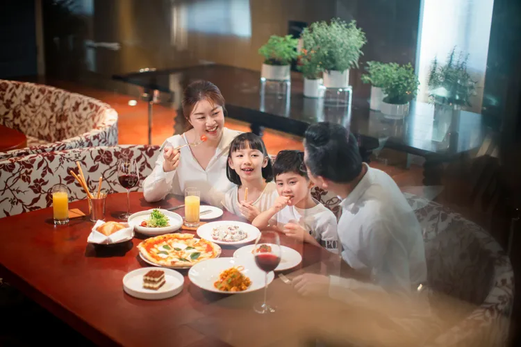 親子同行付費用餐，可於文華Café或Bencotto享免費兒童套餐乙份。由主廚精心設計的精緻料理，以細膩優雅風味呵護小小賓客的味蕾，讓全家共享愉悅用餐時光。台北文華東方酒店提供