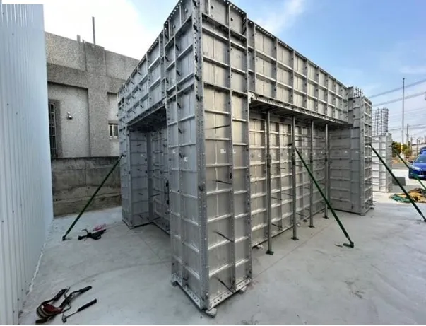 建案全棟鋁模而非傳統木模，鋁模屬一體成型，牆面平整度與垂直度佳，大幅降低爆模風險且拆模後牆面平整。圖為鋁模示意圖，城安建設提供