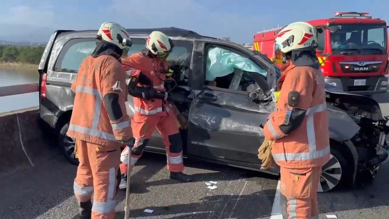 國1北上新竹路段事故 受困小客車駕駛送醫命危