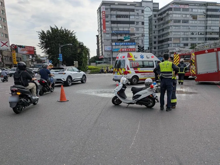 警方到場疏導交通。翻攝畫面