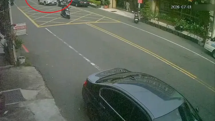 林男逆向撞機車（左上）。民眾提供