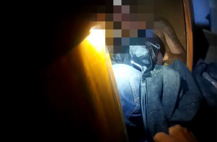 林男藏在友人家的衣櫃裡被警方揪出。民眾提供