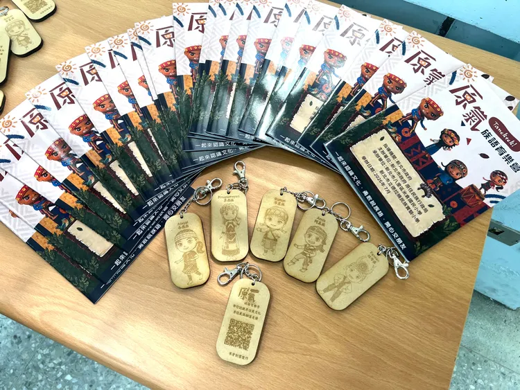 今年首度導入「學生自主學習」機制，學員掃描QR Code即可進入數位學習模組，自主探索原住民族語言、文化、工藝及祭儀等豐富內容。原民局提供
