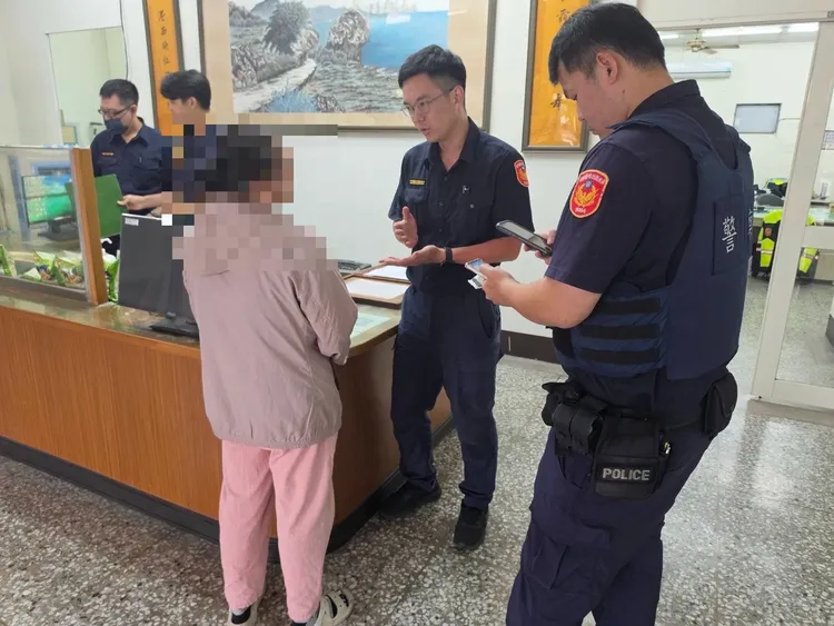 警方趕到現場向林婦剖析，及時阻止詐騙。翻攝畫面