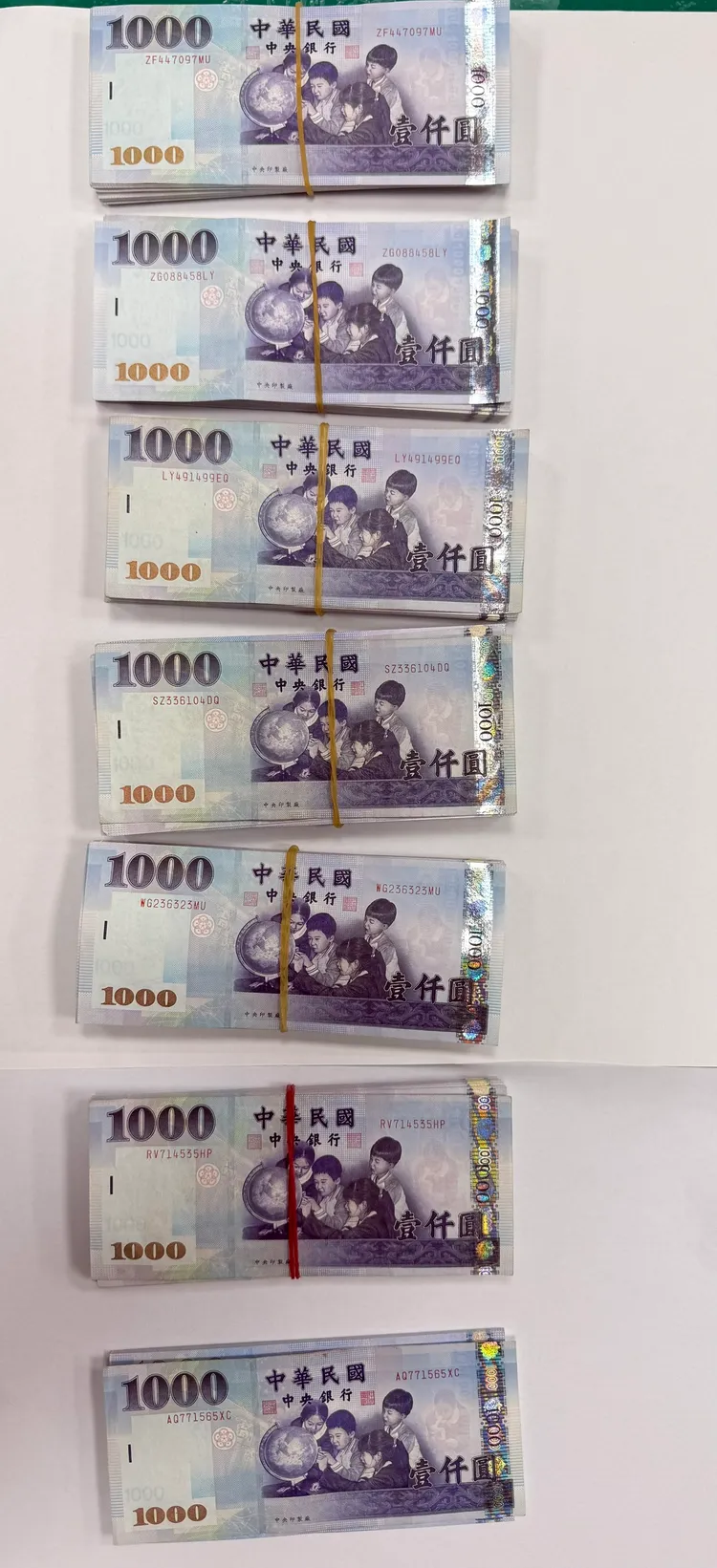 警方查扣65萬元現金及2支智慧型手機等證物。翻攝畫面