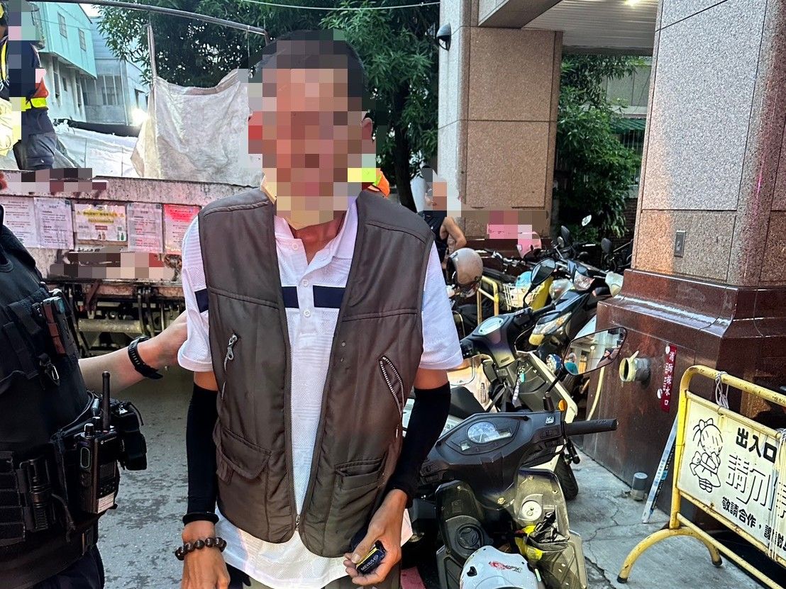 蛇行男遭攔檢雙手抖不停!死抱手套不放 警一查果然有關鍵內情