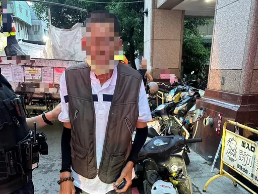 蛇行男遭攔檢雙手抖不停！死抱手套不放　警一查果然有關鍵內情