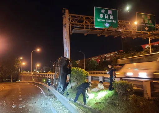 毒駕女拒檢狂飆上國道　車輛失控撞護欄「立正」貼上交通指示桿