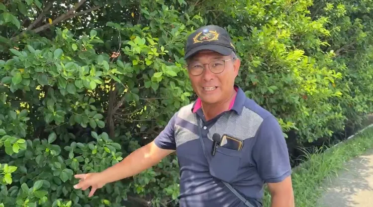 彰化縣芳苑鄉漢寶村長鄭鵬豐說起這事，直呼「被嚇兩次」，笑說「要丟也要包起來」。民眾提供