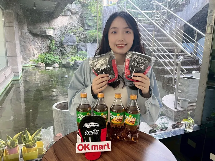 購買太古可口可樂公司20元以上指定飲料任6件，即可獲得限定「可口可樂手機架零錢包」。OKmart提供