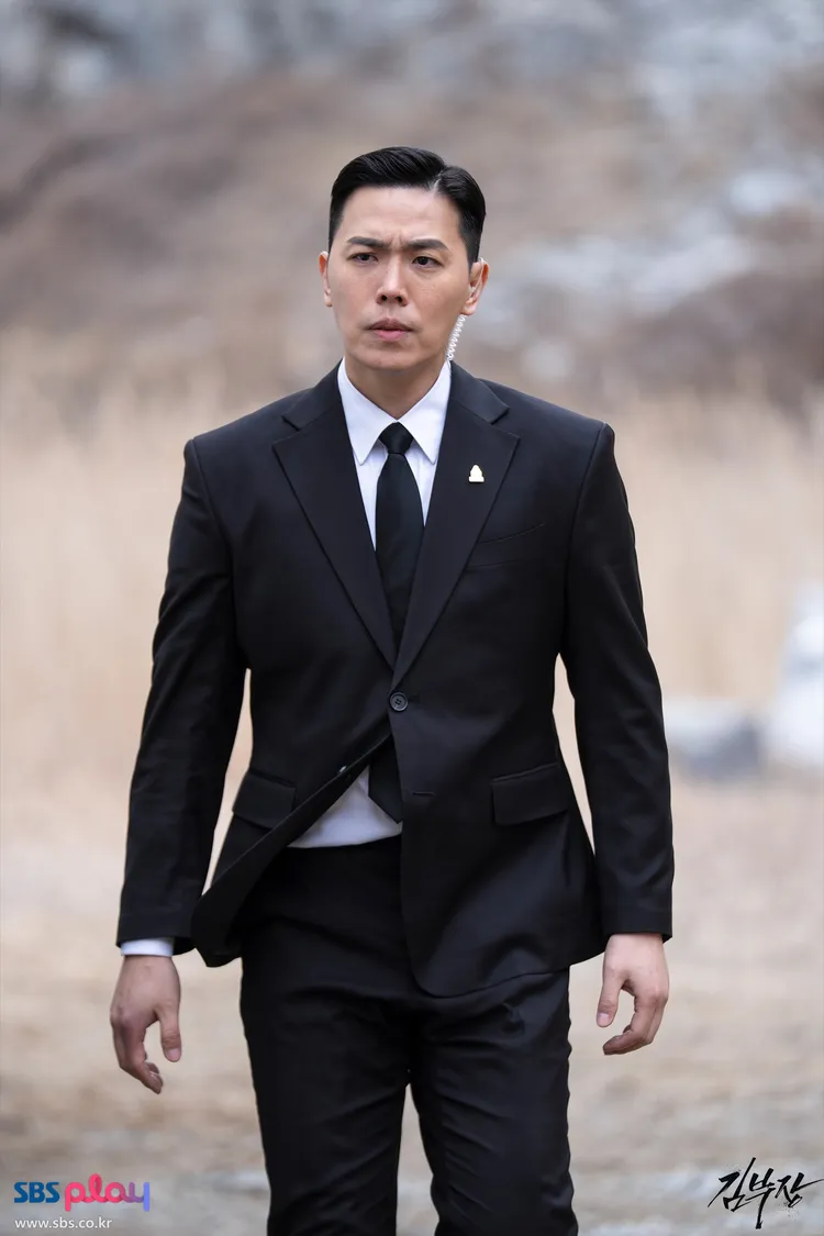 李東河飾演殺人不眨眼的南室長，殘暴拿鉗子拔牙。翻攝SBS