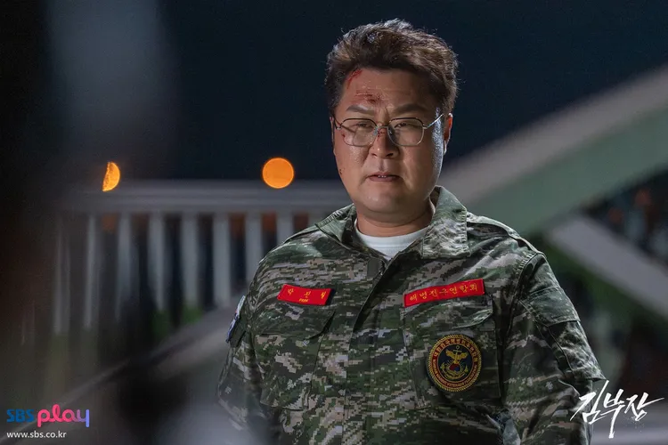 尹敬浩難得展現拳腳功夫，飾演傳奇海軍陸戰隊軍人「朴鎮哲」。翻攝SBS