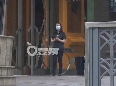 6月29日傍晚，郭台銘到「信義富邦」舊家沉澱心情，女保全出來查看門口狀況。特勤中心攝