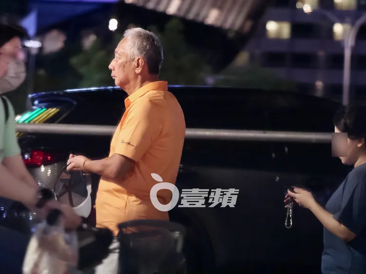 6月29日，郭台銘（左）獨自脫帽散步，滿頭白髮，不見夫人曾馨瑩陪伴，未見民眾熱情打招呼。特勤中心攝