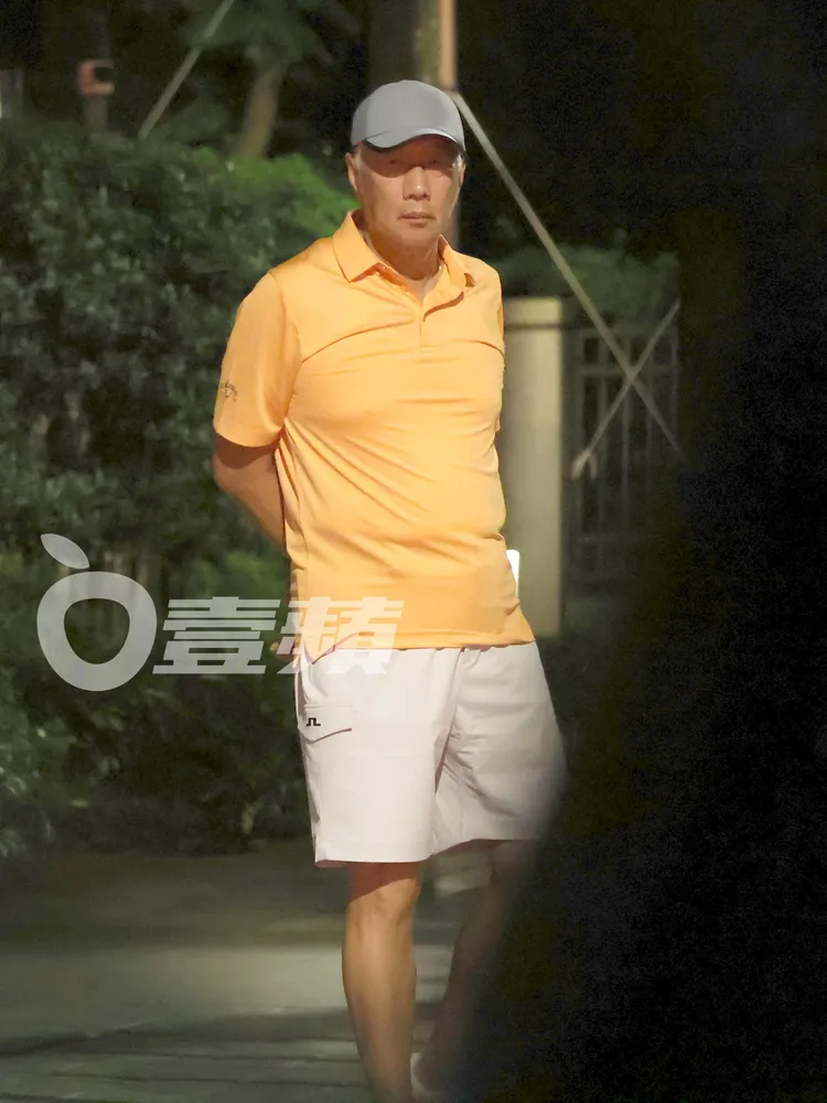 6月29日，郭謝兩人過從甚密新聞出版當天，郭台銘隻身在舊家徘徊，看似在等人。特勤中心攝