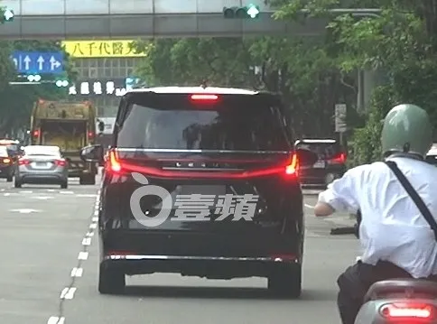 6月29日傍晚，夫人曾馨瑩的專車，也從「首席公館」新家開到「信義富邦」舊家，短暫停留10分鐘後離去。特勤中心攝