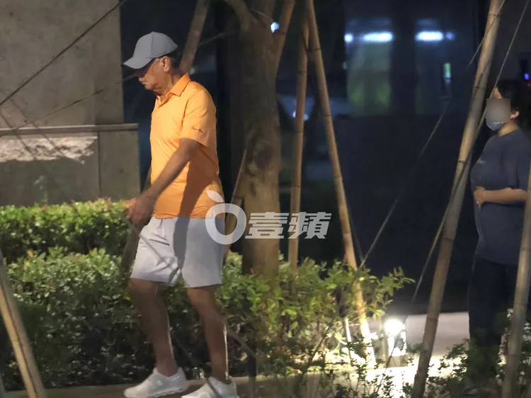 6月29日，郭台銘（左）帽子壓得很低，在工作人員陪伴下，散步900公尺從舊家回新家。特勤中心攝