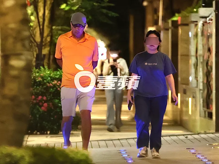 6月29日，郭台銘（左）戴著帽子低頭沉思，身旁只有工作人員未見夫人曾馨瑩陪伴。特勤中心攝