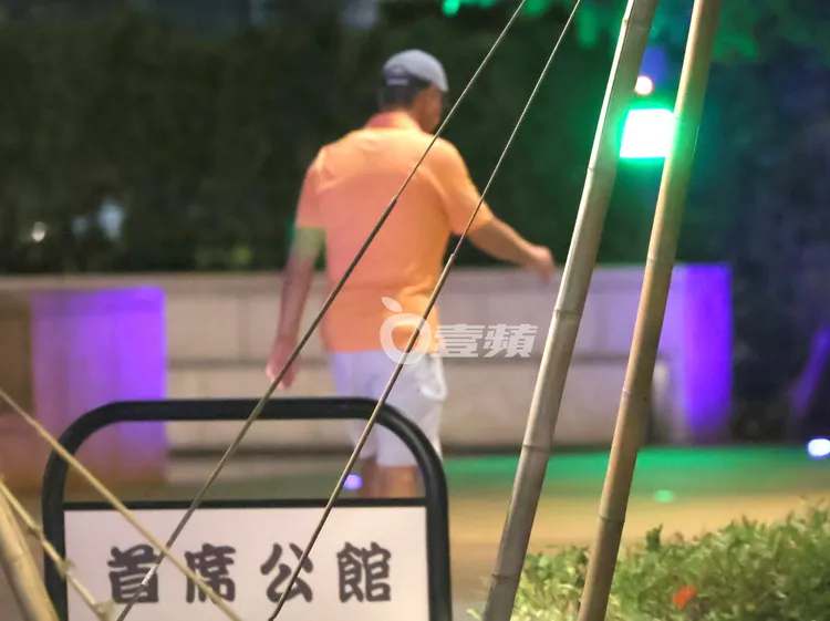 6月29日，郭台銘獨自散步900公尺沉澱，兩點一線走路回新家。特勤中心攝