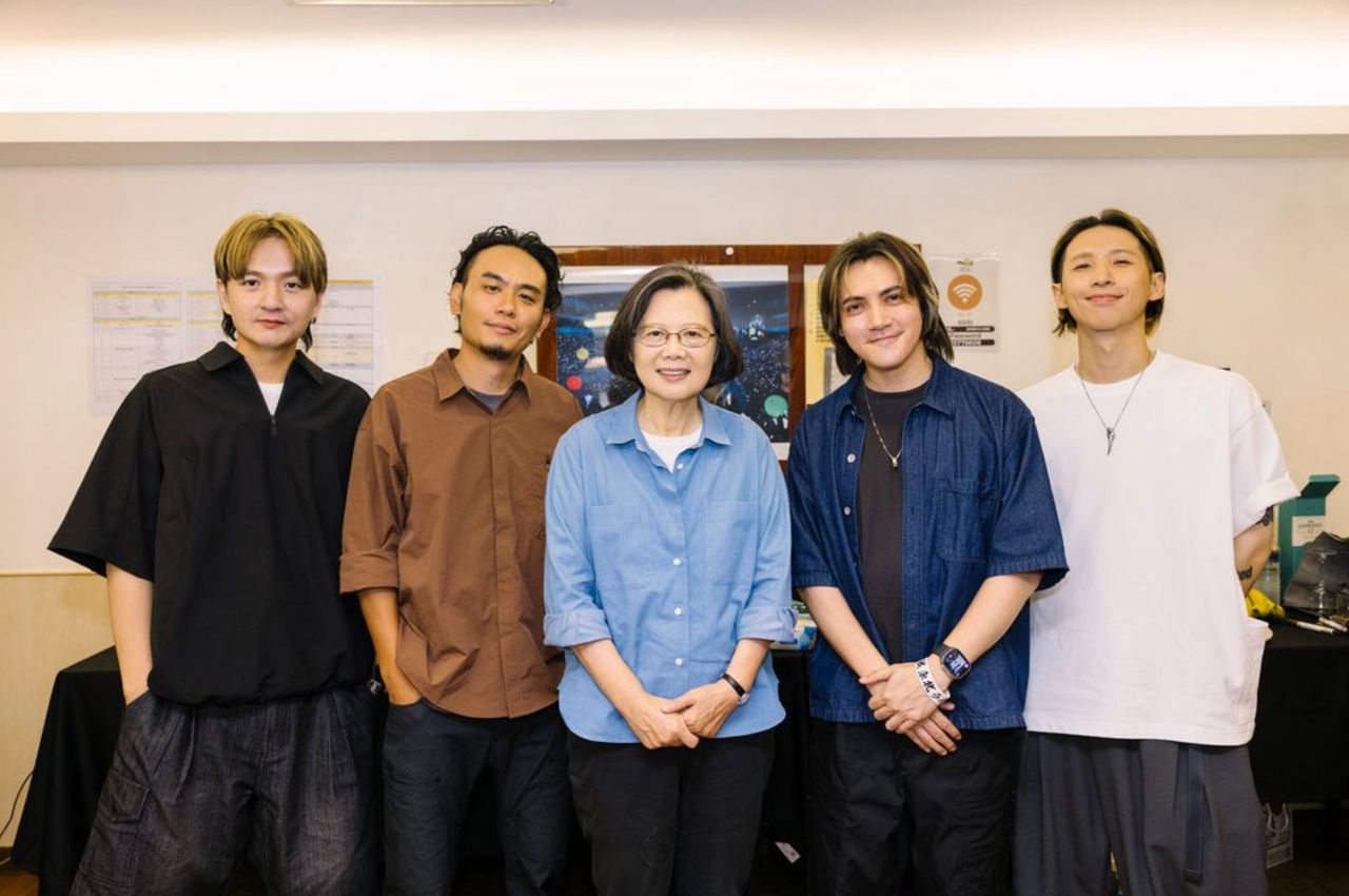 蔡英文Threads才發問「今晚要幹嘛」 突衝到小巨蛋追星「滅火器」喊話:不要叫我唱歌