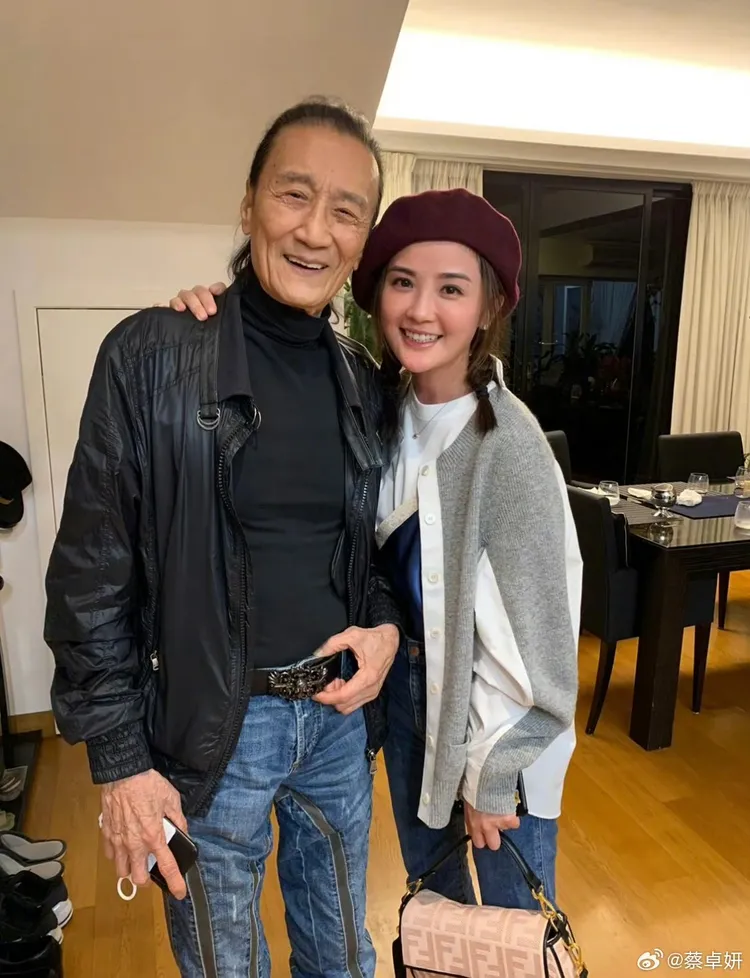 阿Sa過年時還會去謝賢家拜年。摘自微博