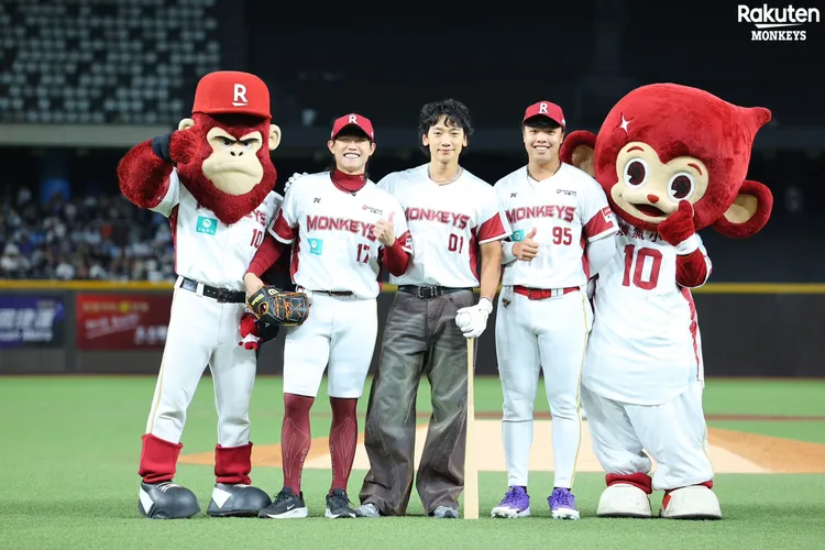 Rain（中）與開球的投捕搭檔陳冠宇（左）、李勛傑合照。樂天桃猿提供