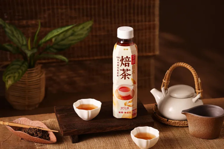 全新「日式焙茶」嚴選100%日本鹿兒島茶葉，結合日本時段茶師監修，及職人講究的兩段式焙火工藝，細膩淬鍊出溫潤順口的茶體與迷人的焙烤焦糖香氣。。業者提供
