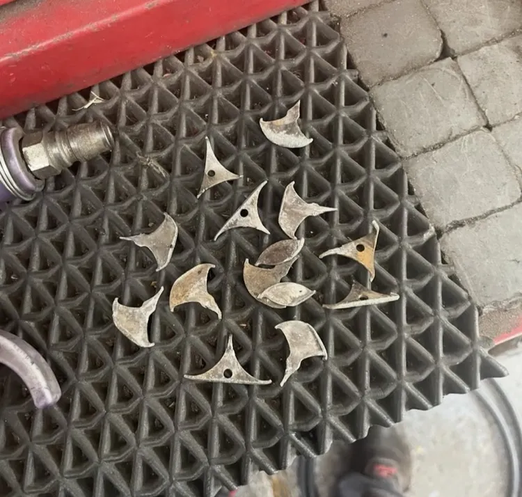 警方發現的不明金屬散落物。國道警方提供