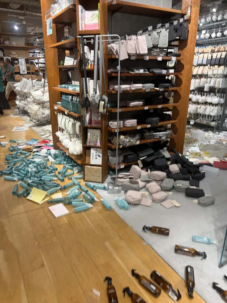 店內商品散落一地。翻攝Threads @yu_tsen.0425