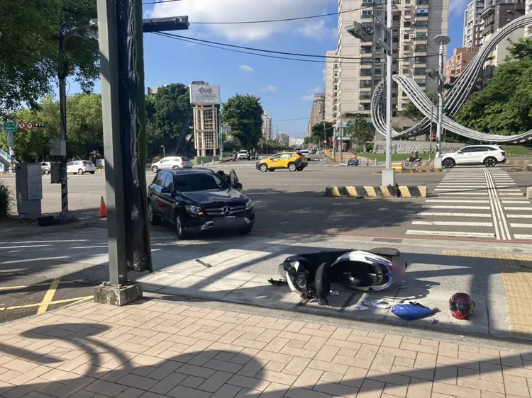 吳姓騎士連人帶車噴飛至人行道，送醫搶救中。民眾提供